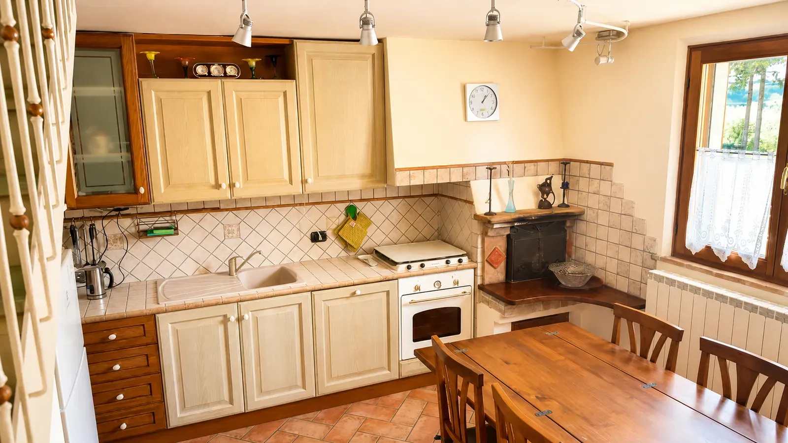 Cucina country con zona pranzo